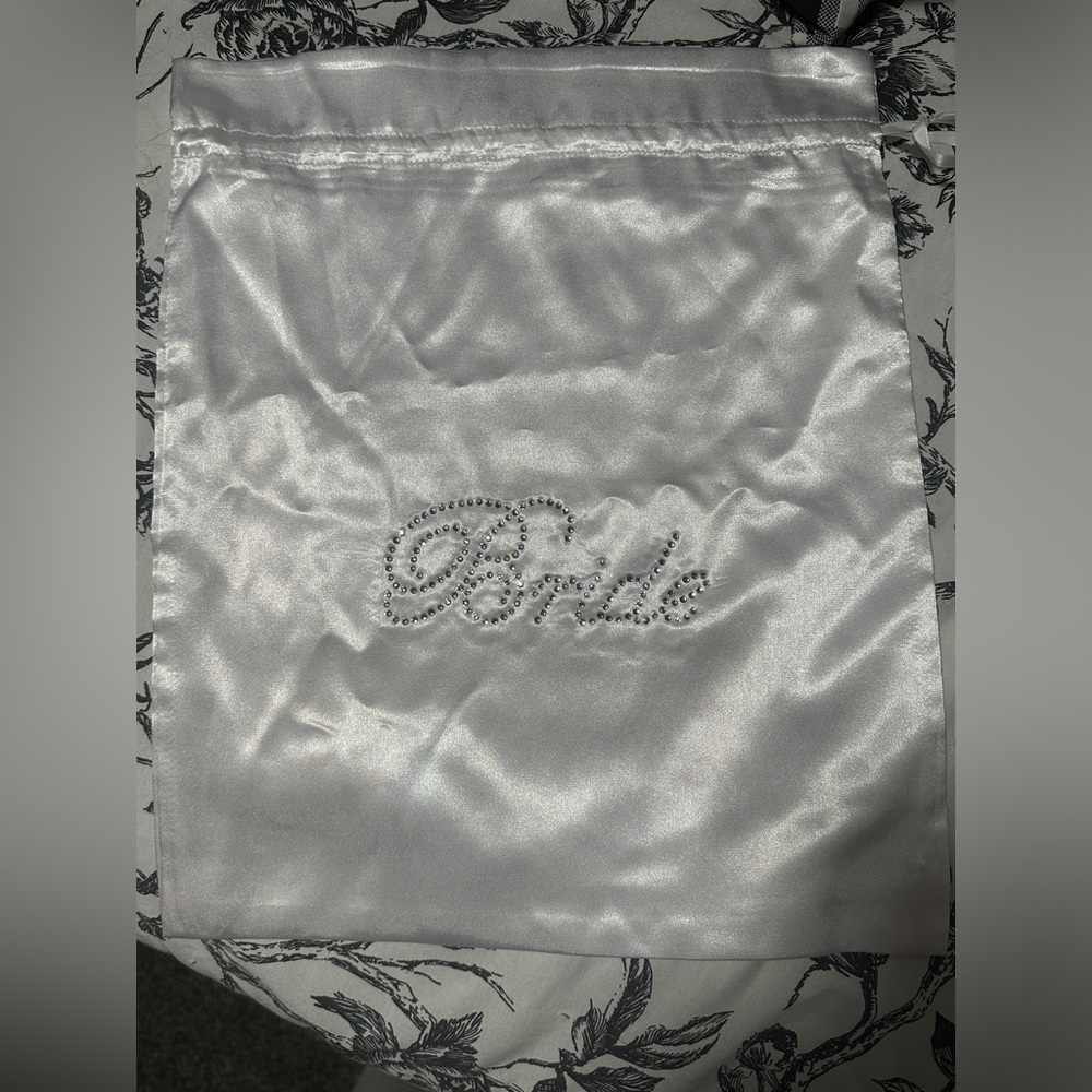 NWOT David’s Bridal White Satin Drawstring Bag - Picture 2 of 5